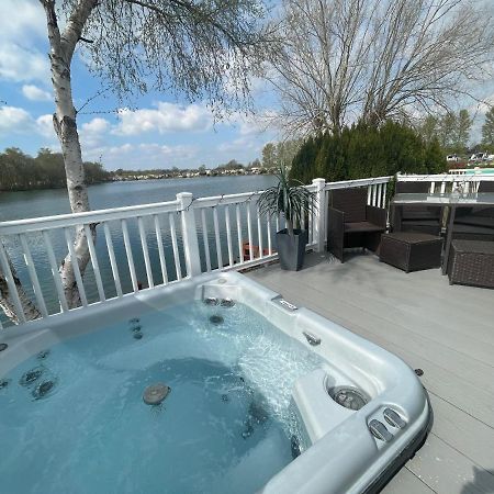 Lakeside Retreat 4 With Hot Tub, Private Fishing Peg Situated At Tattershall Lakes Country Park 외부 사진