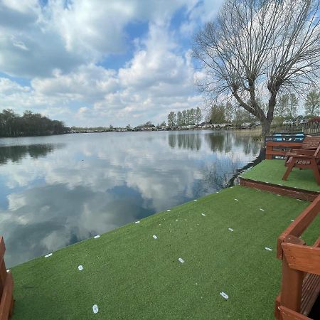 Lakeside Retreat 4 With Hot Tub, Private Fishing Peg Situated At Tattershall Lakes Country Park 외부 사진