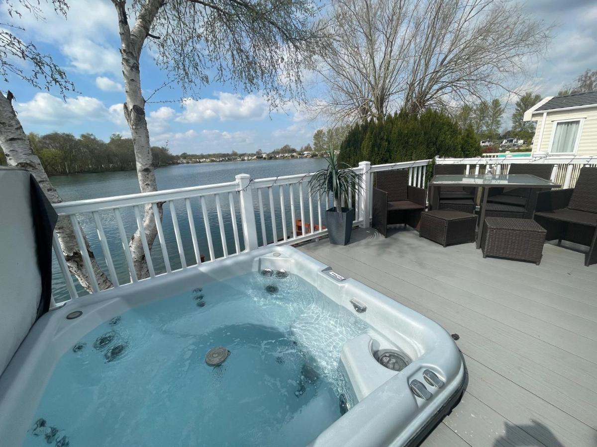 Lakeside Retreat 4 With Hot Tub, Private Fishing Peg Situated At Tattershall Lakes Country Park 외부 사진