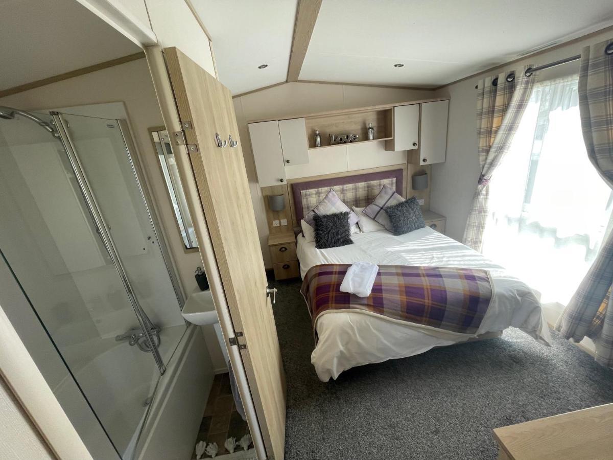 Lakeside Retreat 4 With Hot Tub, Private Fishing Peg Situated At Tattershall Lakes Country Park 외부 사진