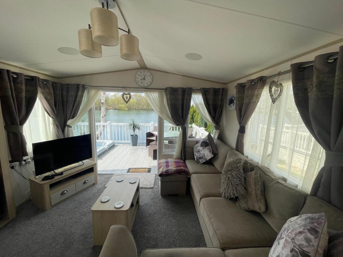 Lakeside Retreat 4 With Hot Tub, Private Fishing Peg Situated At Tattershall Lakes Country Park 외부 사진
