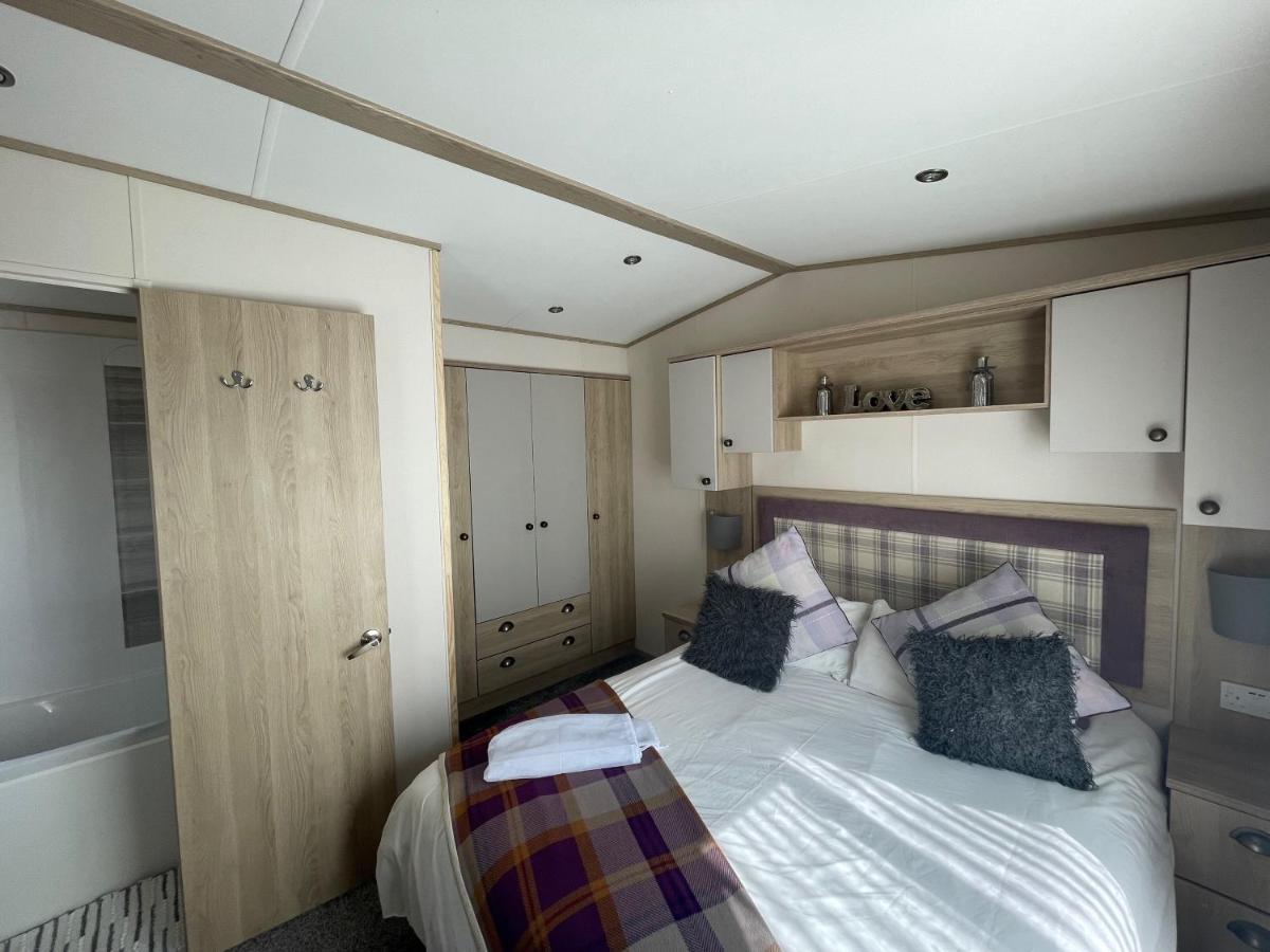 Lakeside Retreat 4 With Hot Tub, Private Fishing Peg Situated At Tattershall Lakes Country Park 외부 사진