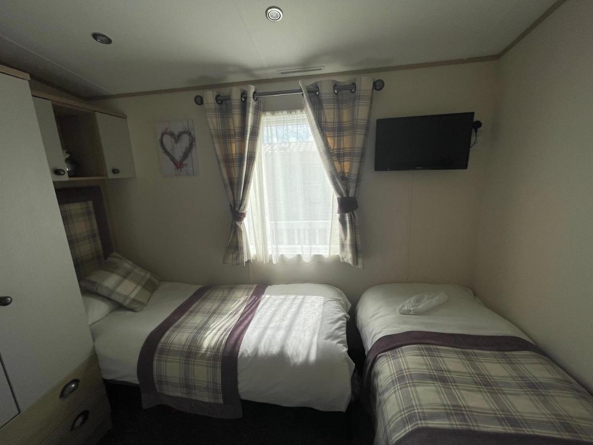 Lakeside Retreat 4 With Hot Tub, Private Fishing Peg Situated At Tattershall Lakes Country Park 외부 사진