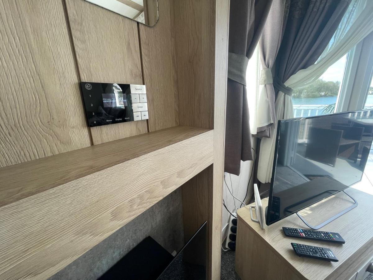 Lakeside Retreat 4 With Hot Tub, Private Fishing Peg Situated At Tattershall Lakes Country Park 외부 사진