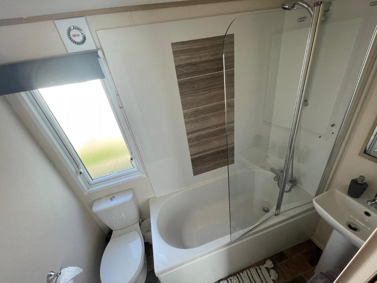 Lakeside Retreat 4 With Hot Tub, Private Fishing Peg Situated At Tattershall Lakes Country Park 외부 사진