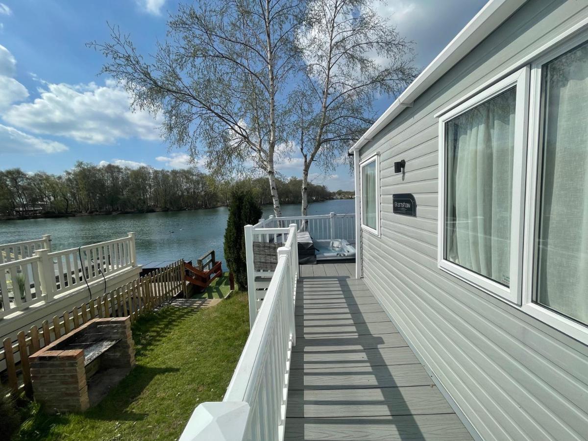 Lakeside Retreat 4 With Hot Tub, Private Fishing Peg Situated At Tattershall Lakes Country Park 외부 사진