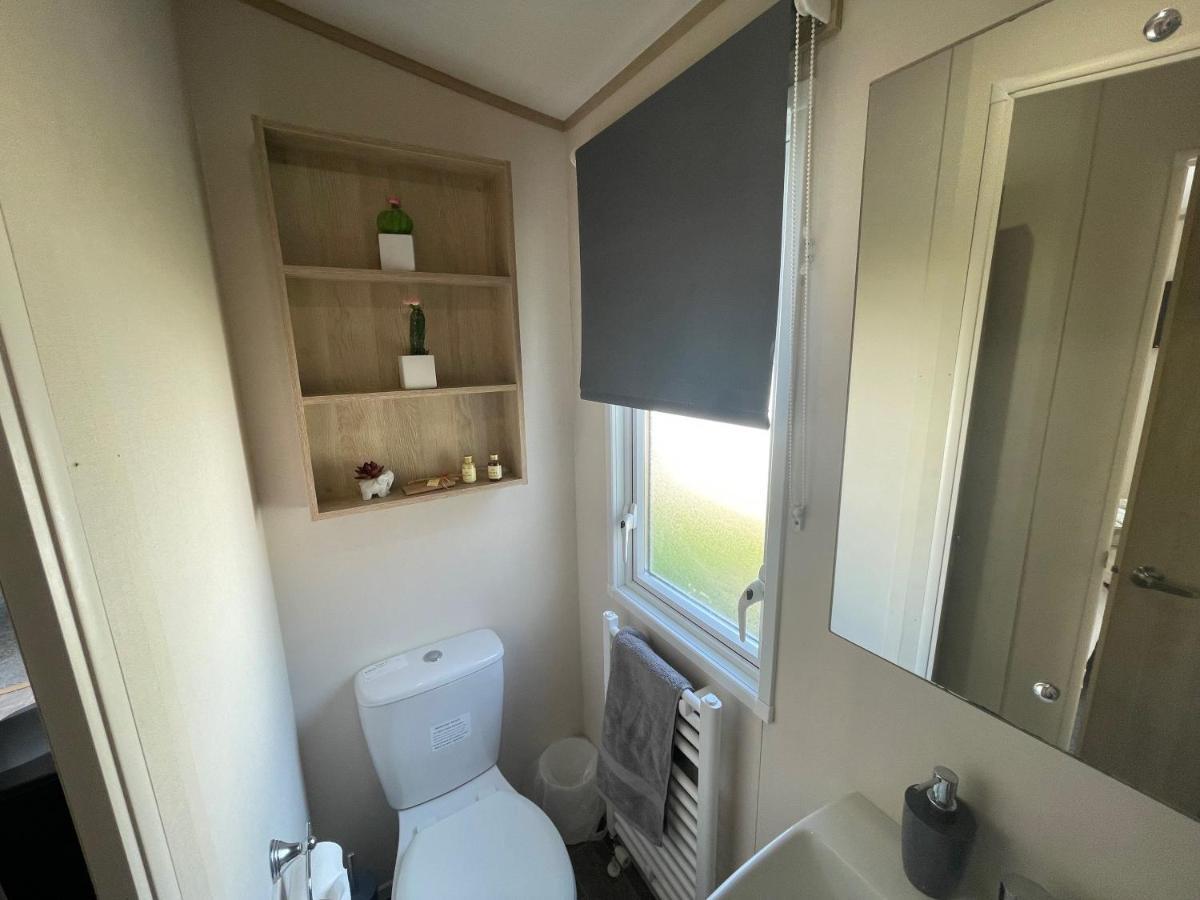 Lakeside Retreat 4 With Hot Tub, Private Fishing Peg Situated At Tattershall Lakes Country Park 외부 사진