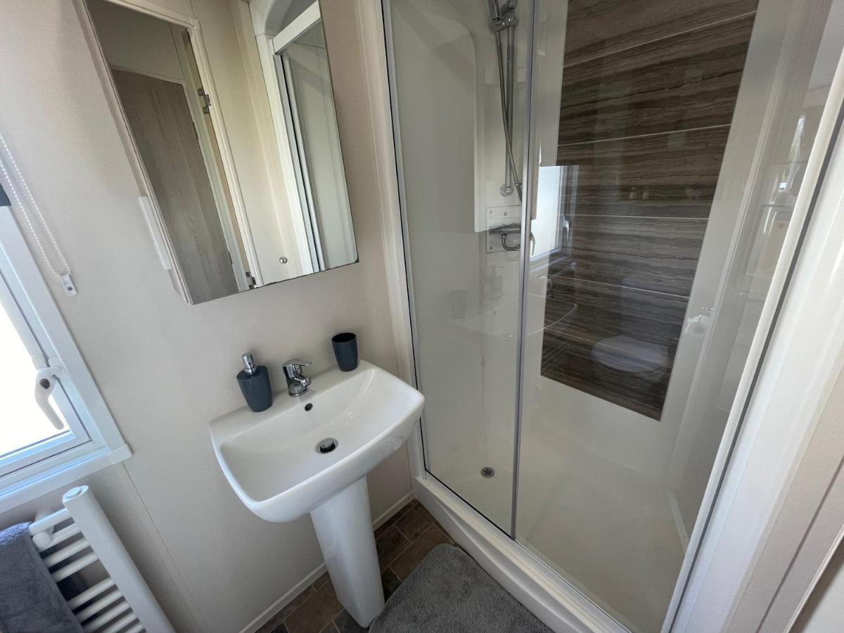 Lakeside Retreat 4 With Hot Tub, Private Fishing Peg Situated At Tattershall Lakes Country Park 외부 사진