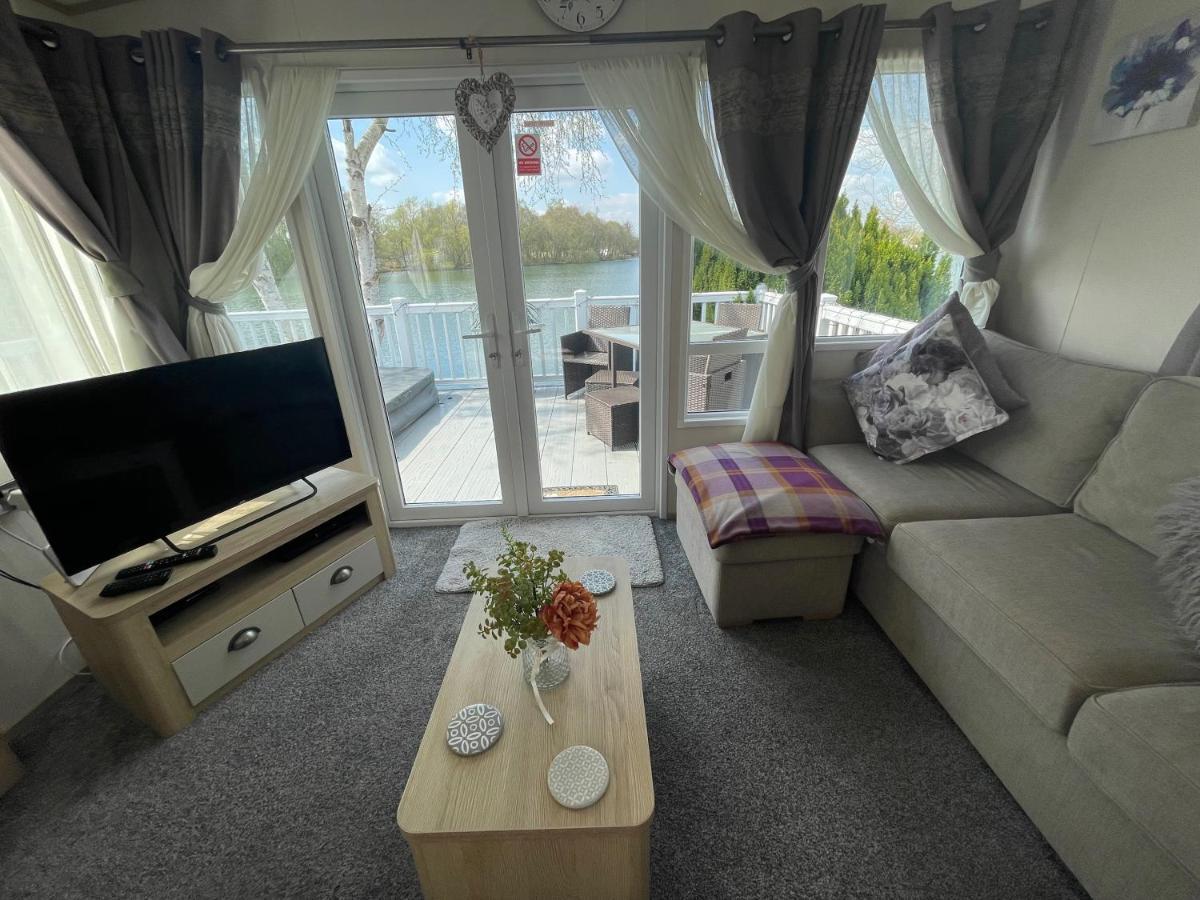 Lakeside Retreat 4 With Hot Tub, Private Fishing Peg Situated At Tattershall Lakes Country Park 외부 사진
